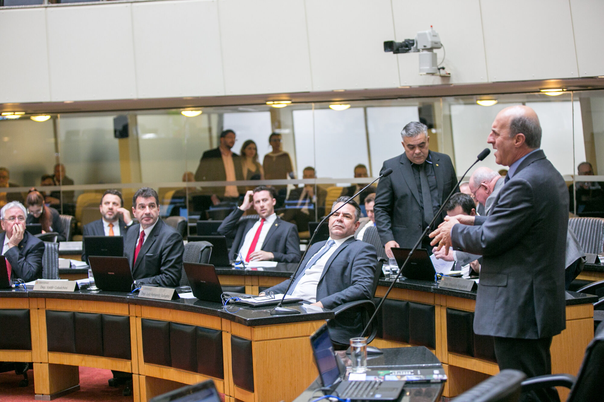 Plenário aprova reajuste e abono para servidores do Ministério Público