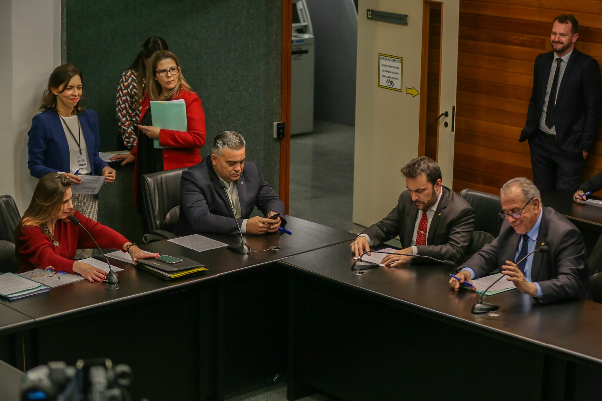 Comissão de Trabalho limpa pauta de votação e três projetos vão a plenário