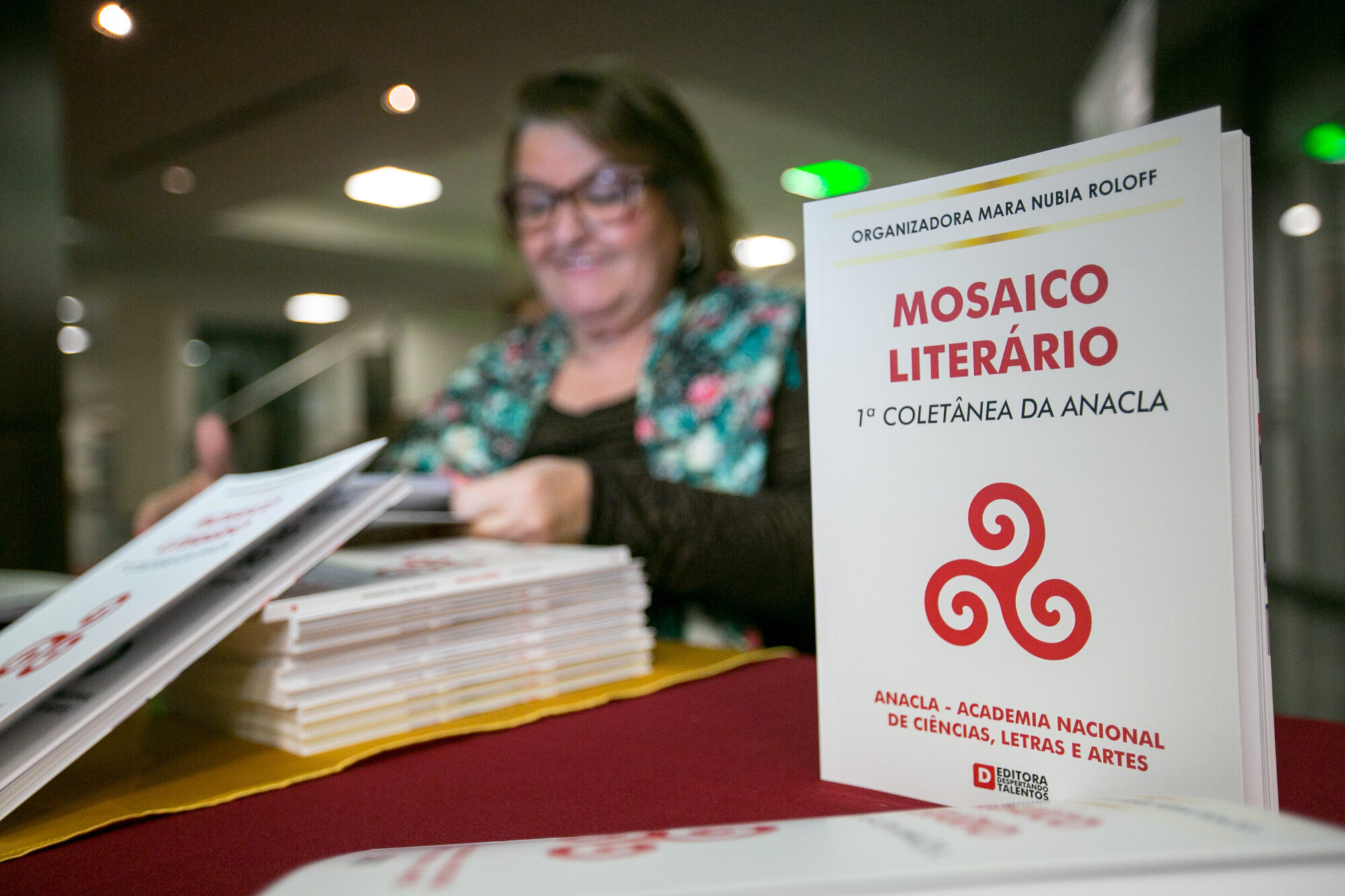 Livro Mosaico Literário é lançado na Alesc