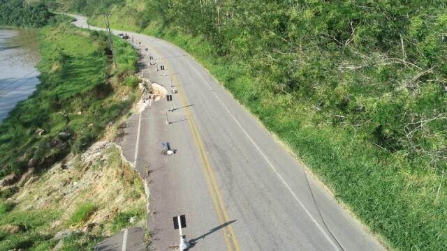 Desmoronamento ocorrido na SC 108, no trecho que une os municípios de São João Batista e Major Gercino. Foto: Assessoria parlamentar.
