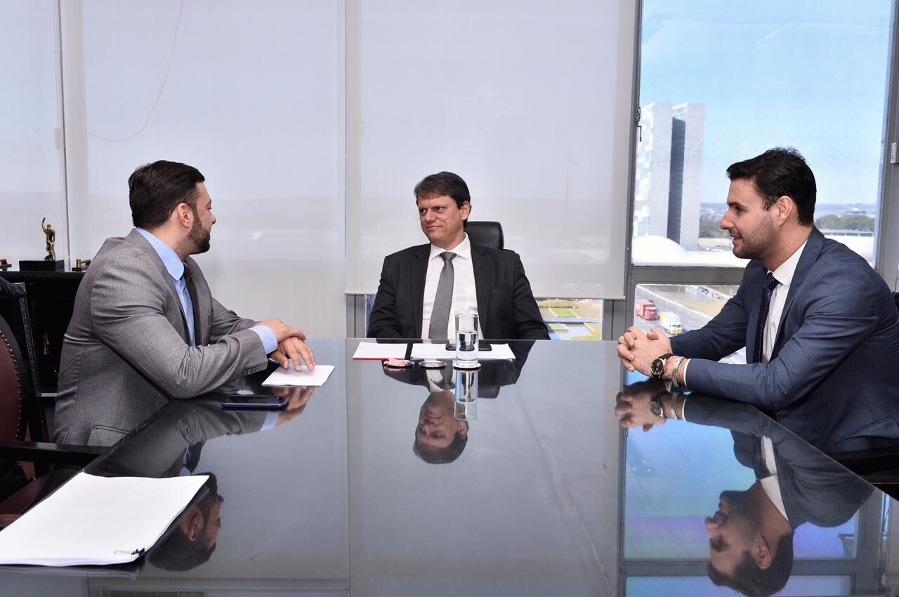 Deputados Felipe Estevão e Daniel Freitas em audiência com o ministro da Infraestrutura, Tarcísio de Freitas