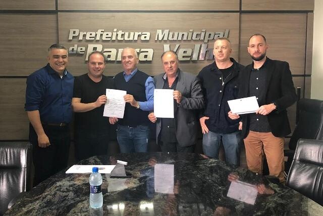 Entrega de emenda para Barra Velha. Foto: assessoria parlamentar.