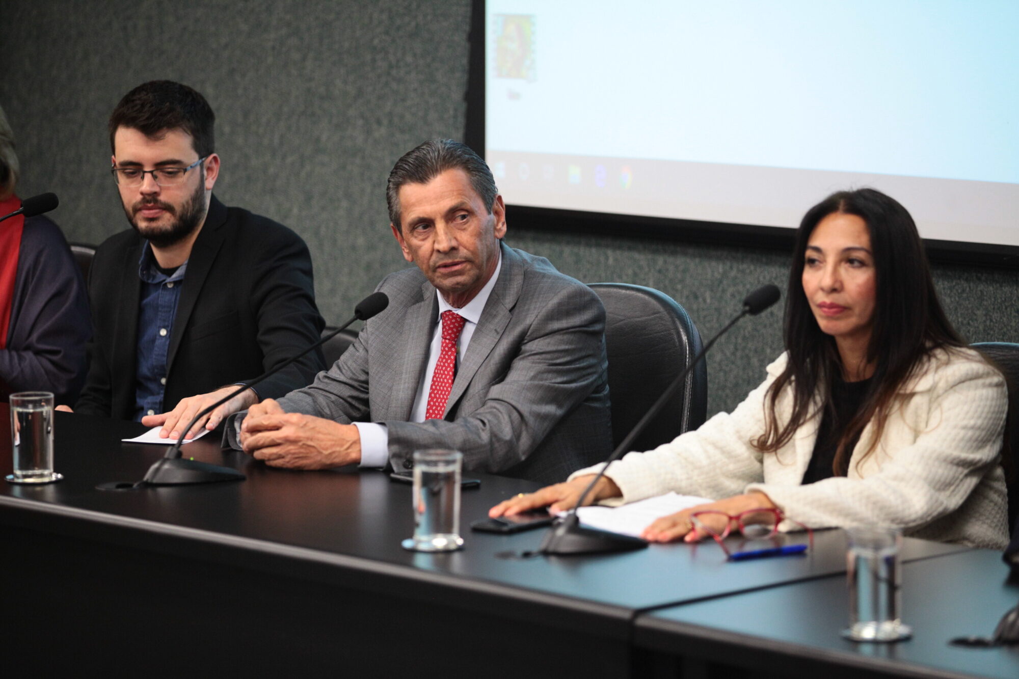 Deputado Julio Garcia ao lado de Miriam Lopes, coordenadora do PAB, e Diego Vieira, presidente do Sindalesc