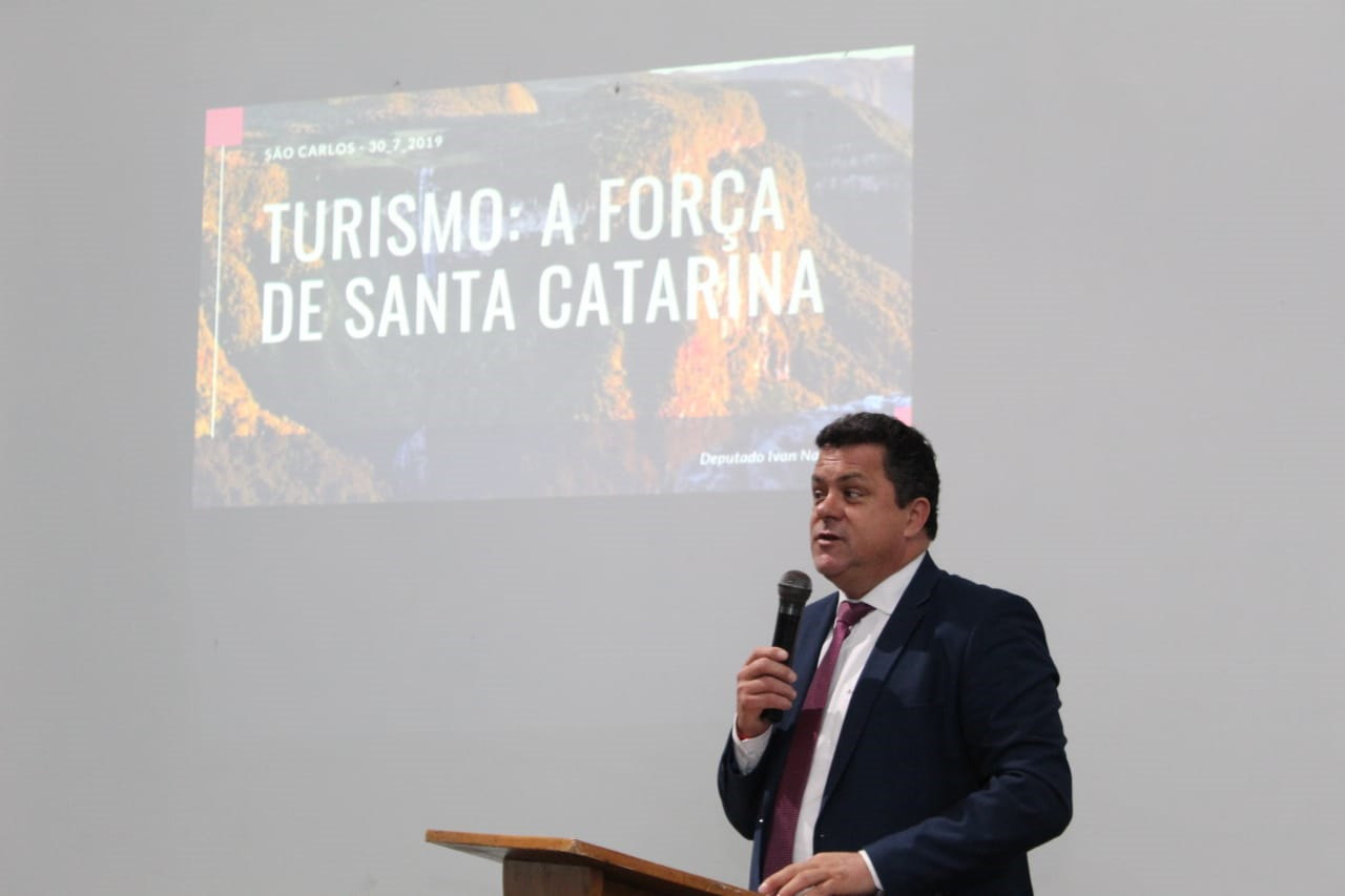 Deputado Ivan Naatz proferiu palestra no Fórum de Turismo do Vale das Águas, em São Carlos FOTO:Rafael do Prado/Divulgação