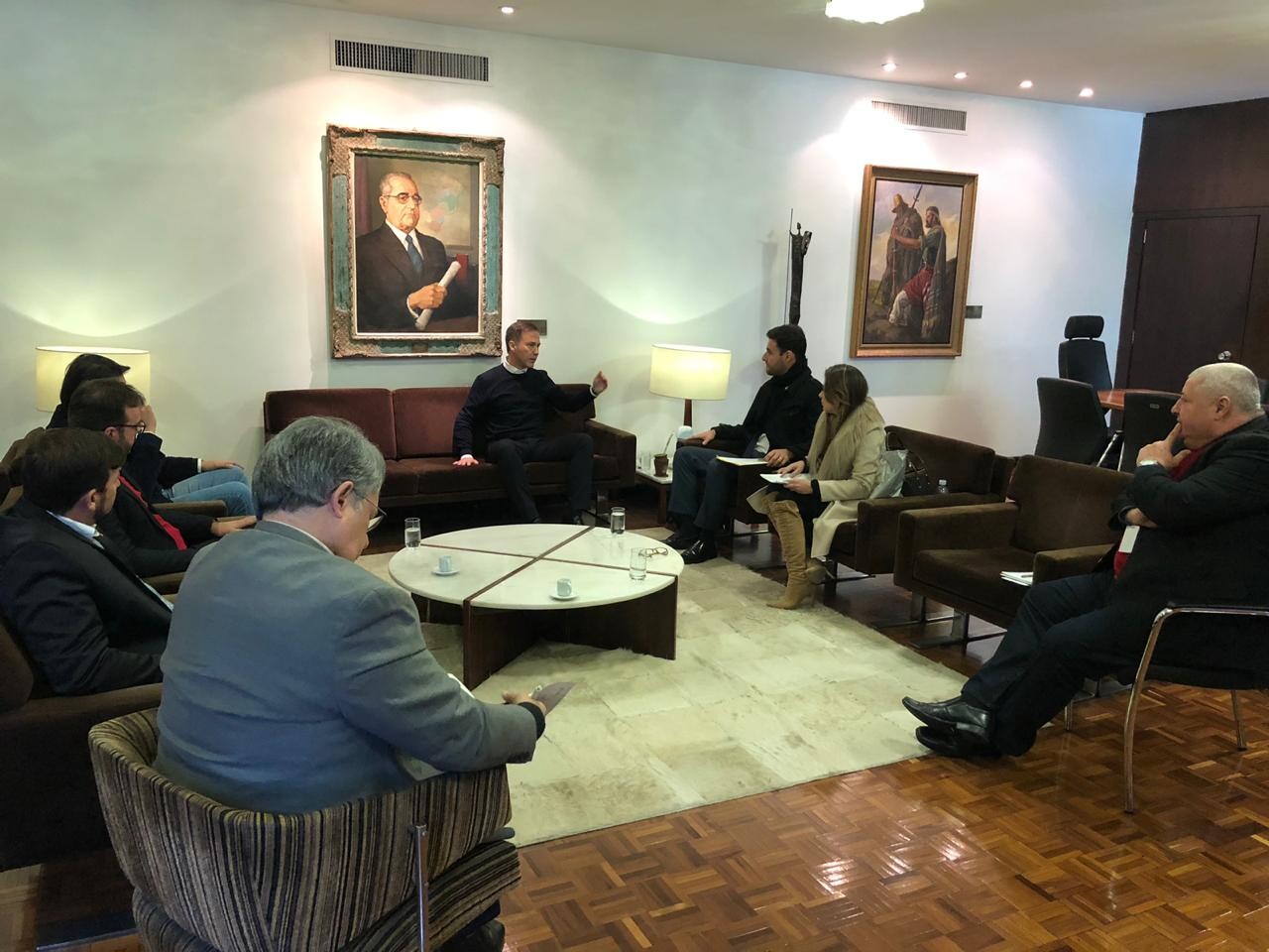 Deputada Paulinha e deputado Felipe Estevão em reunião em Porto Alegre