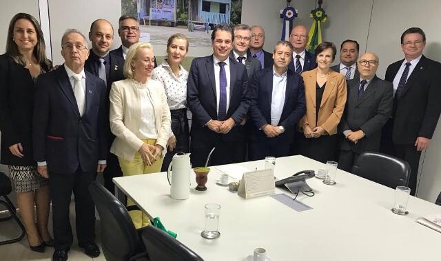 Minotto apresentou os reitores das universidades do Sistema Acafe em audiência com o presidente da Funasa. Foto: assessoria parlamentar.