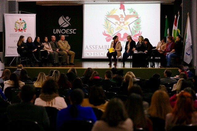 Representantes de várias instituições participaram do debate no Oeste