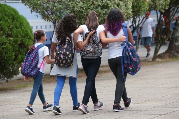 Lei que veda ingresso de agências de modelos em escolas já está em vigor