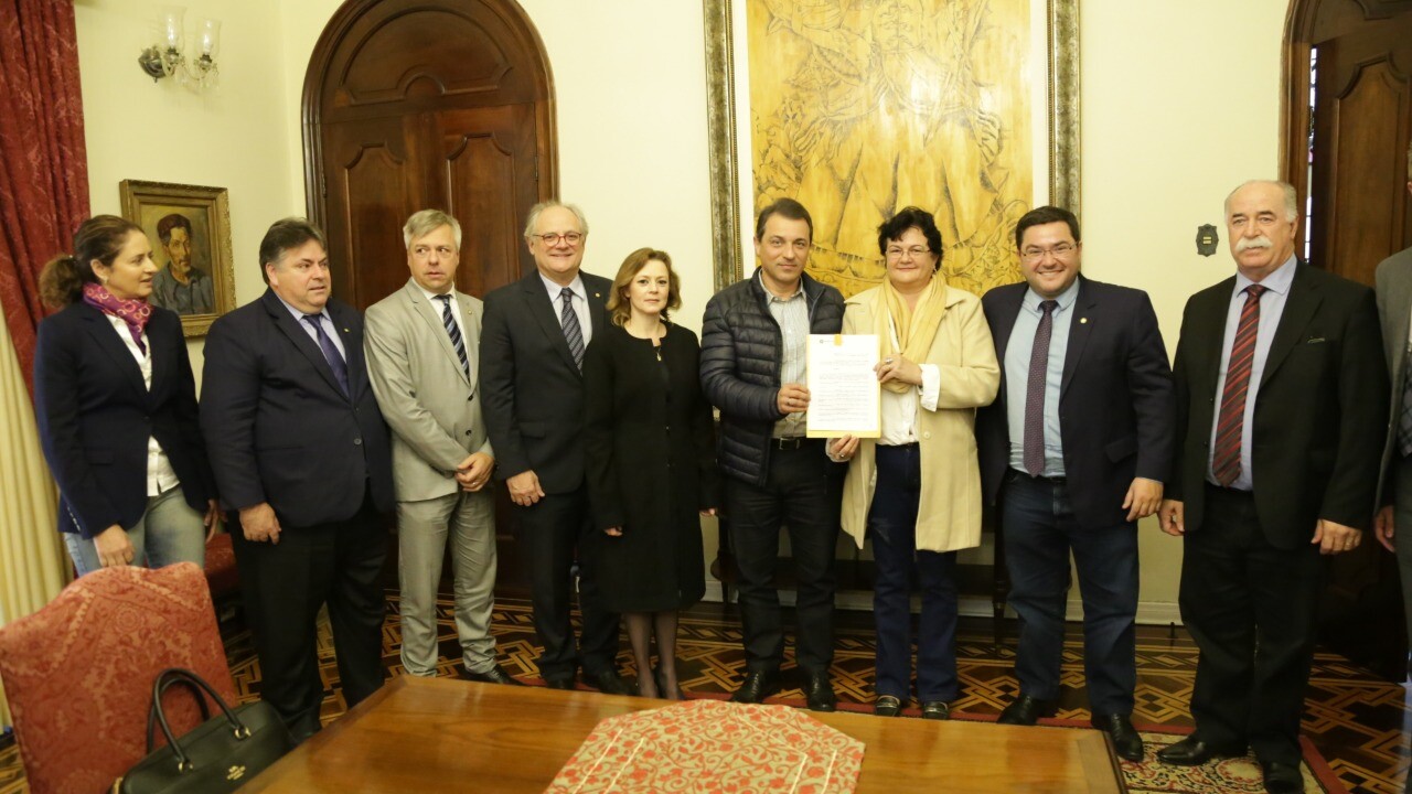 Deputado Dr. Vicente Caropreso no ato da assinatura na Casa d’Agronômica FOTO: Divulgação