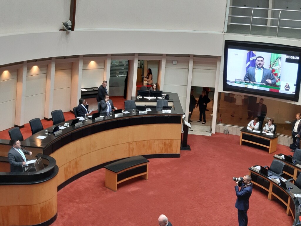 Deputado Ricardo Alba na tribuna