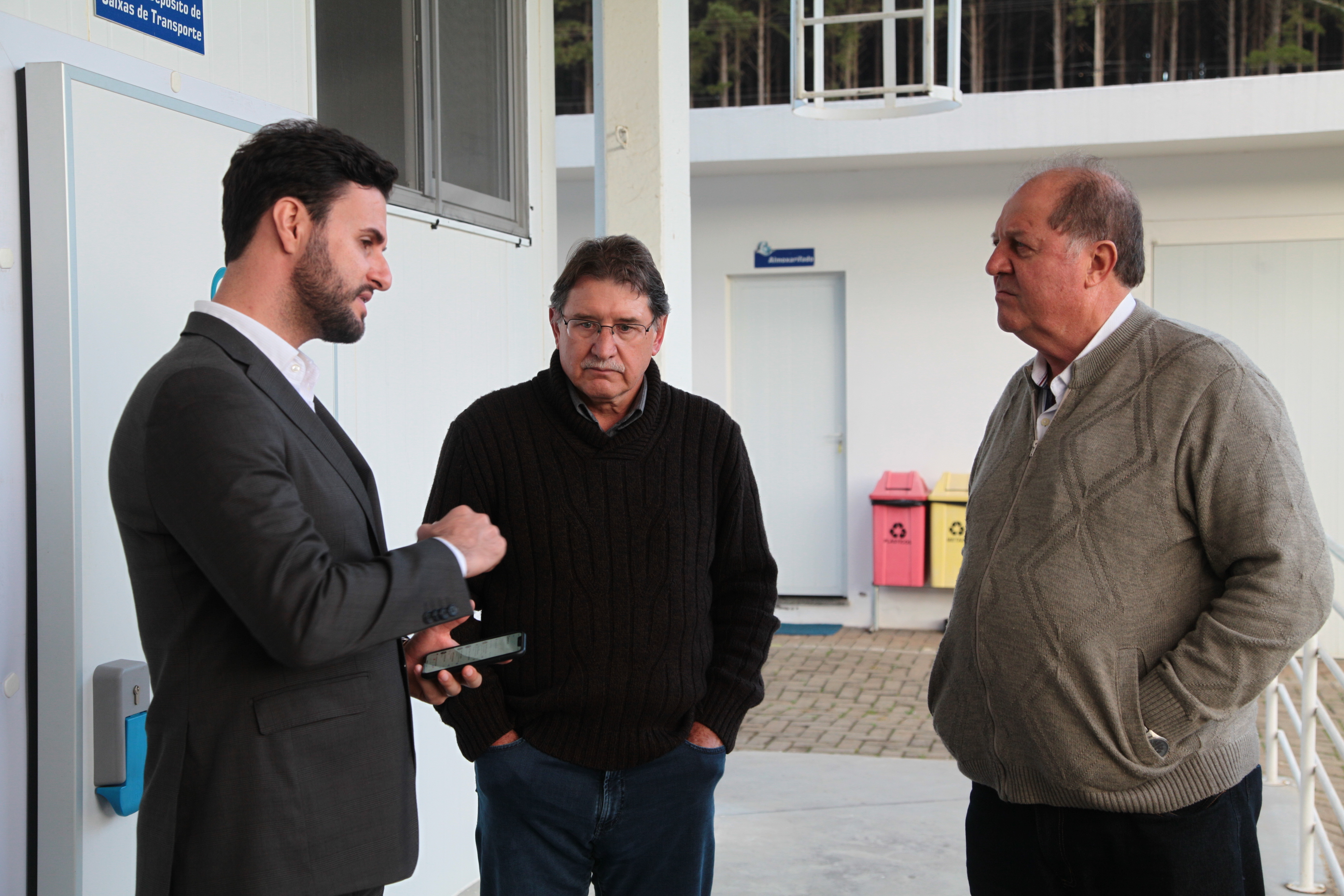 Piscicultura em Santa Catarina - Deputado Felipe Estevão (E) em conversa com Vilso Isidoro (C) e Nelson Bretta (D)