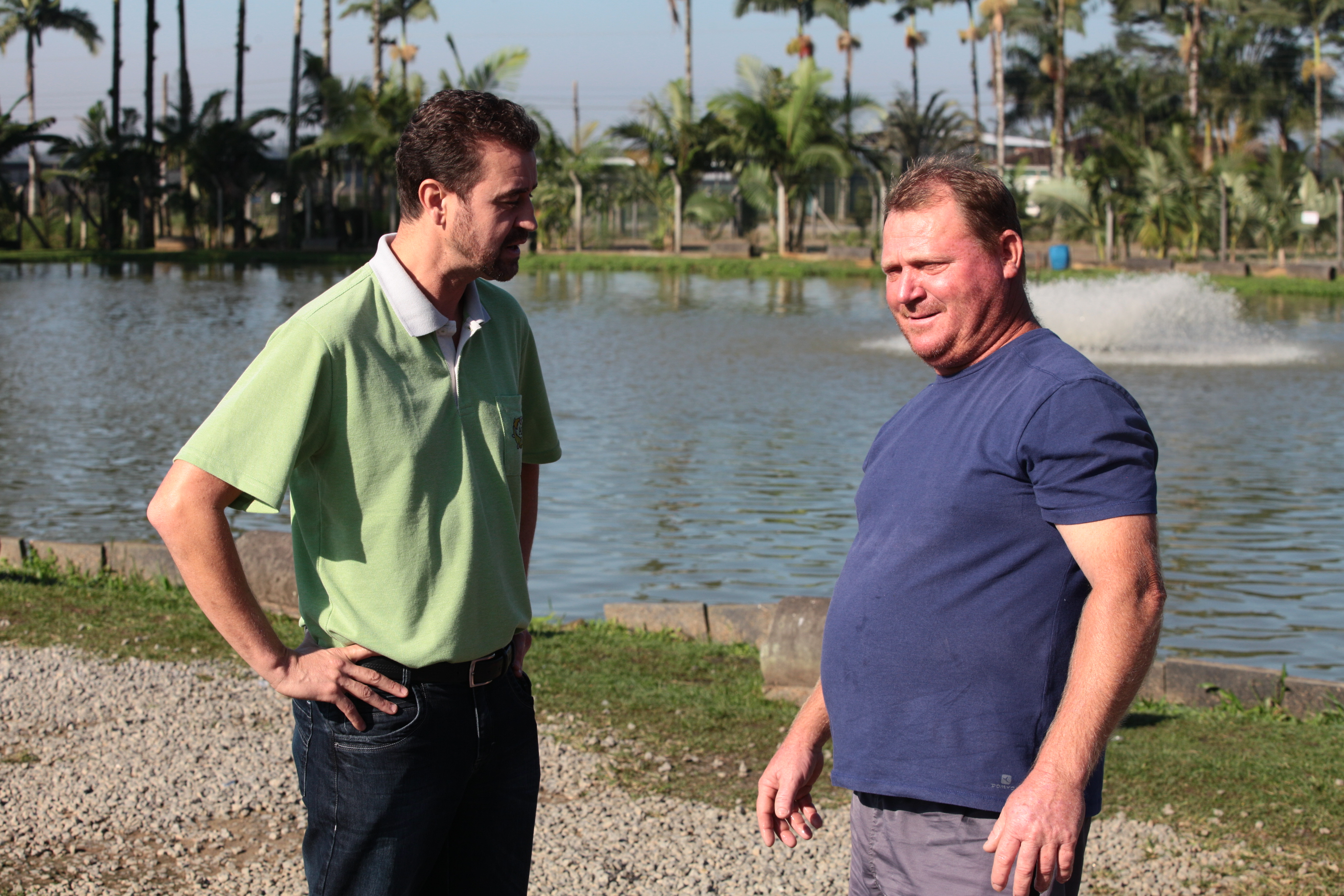 Piscicultura em Santa Catarina - Fabiano Vital (Epagri) com o produtor José Valdeci