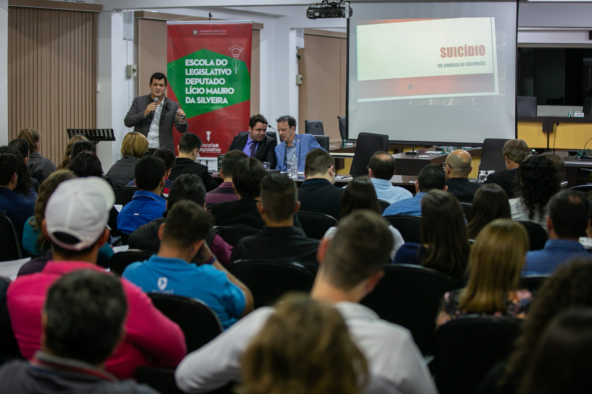 Seminários capacitam para prevenção ao suicídio