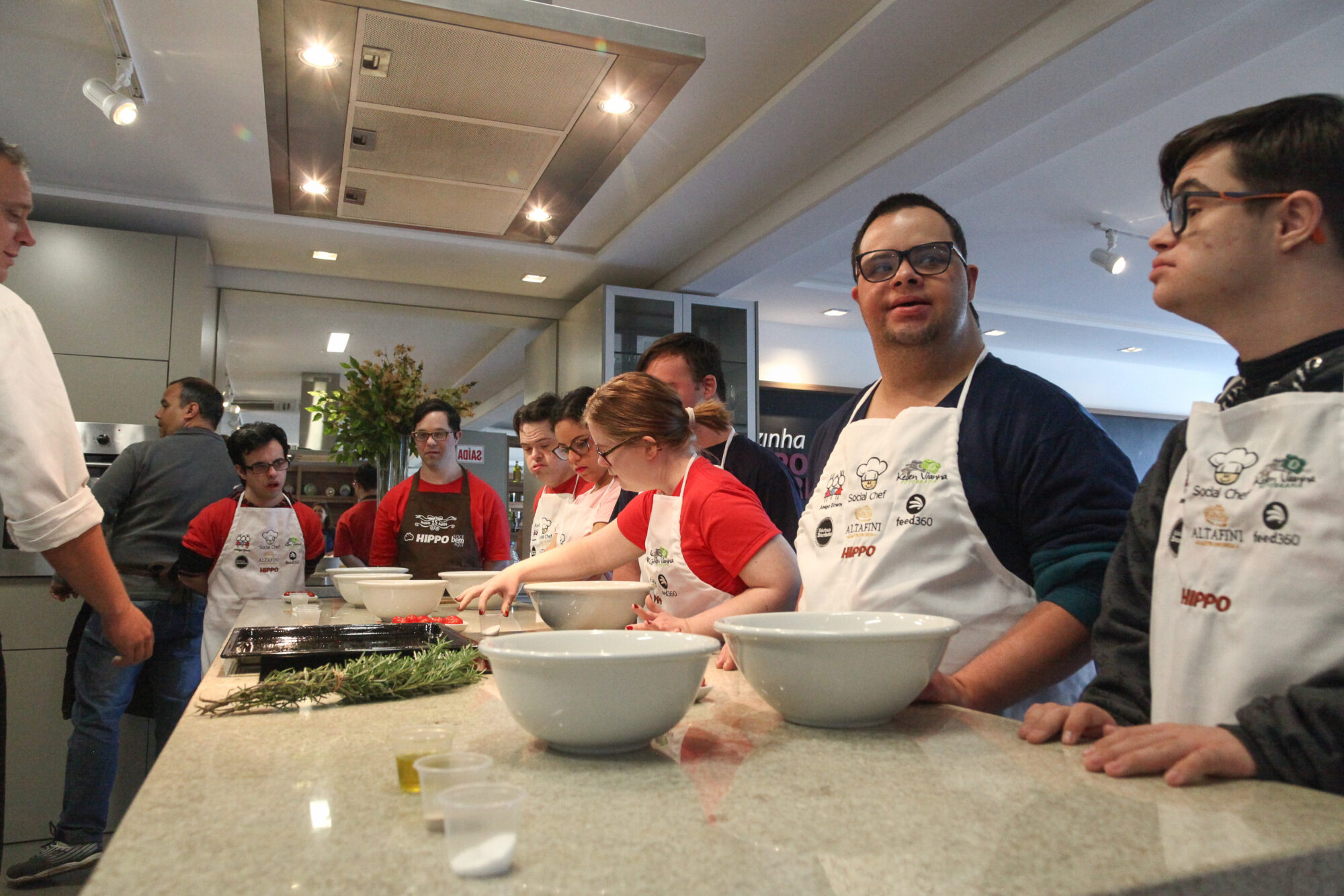 Projeto inicia jovens com Síndrome de Down na gastronomia