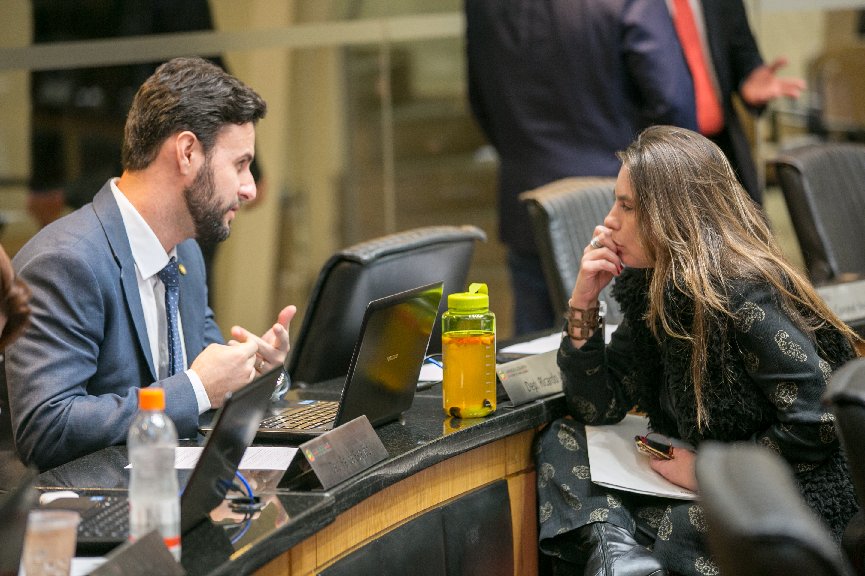 Deputado Felipe Estevão (PSL) e Deputada Paulinha (PDT)