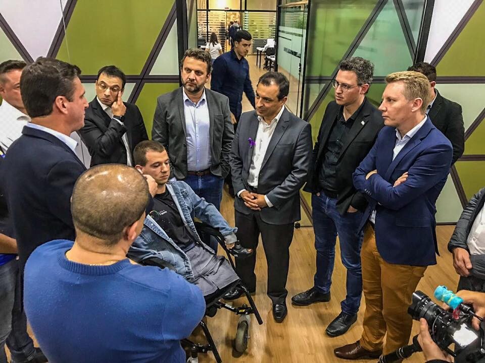 Deputado Jerry Comper e governador Carlos Moisés em Rio do Sul no encontro com o atleta paralímpico Bruno Becker da Silva