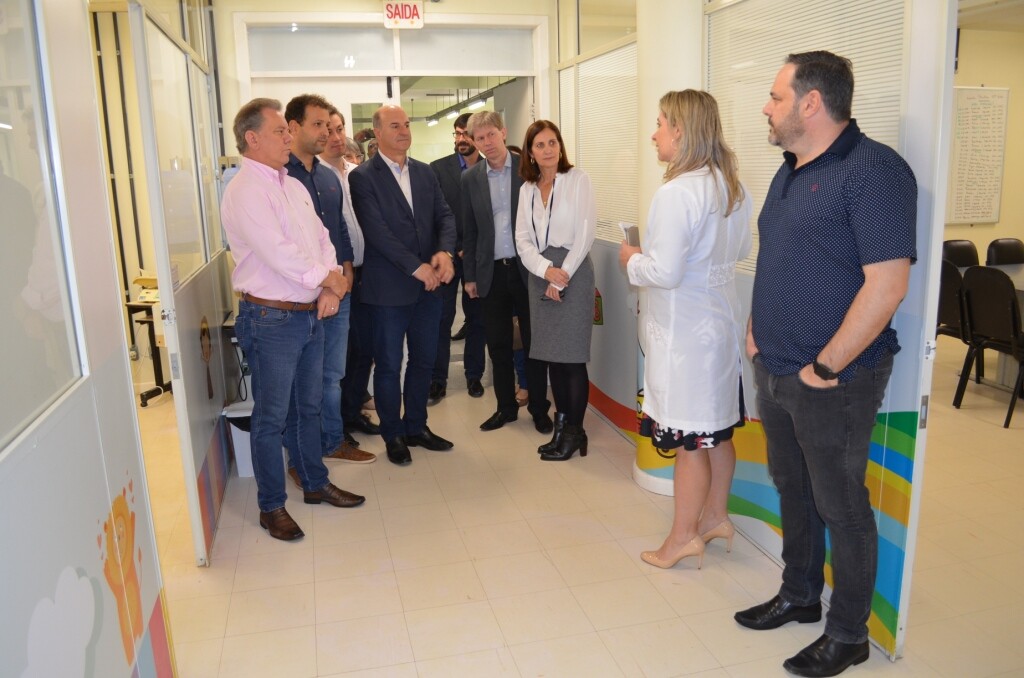Deputado José Milton Scheffer e autoridades na inauguração em Tubarão