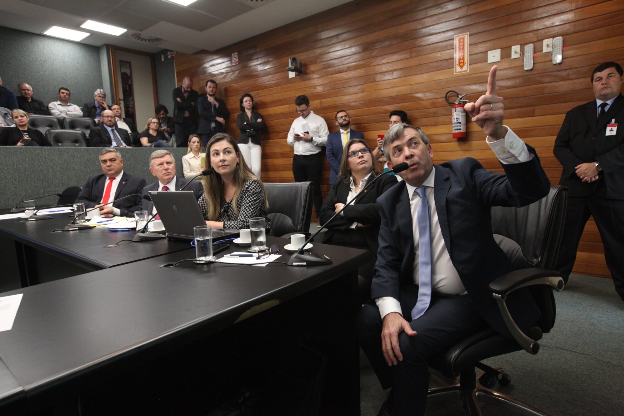 Secretário Paulo Eli presta contas na Comissão de Finanças