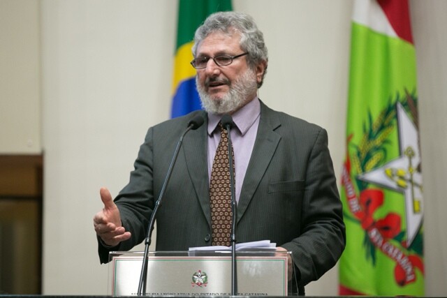 Além de redução na utilização de produtos, Padre Pedro defendeu proposta do governo que retira incentivo ao uso de agrotóxicos. Foto: assessoria parla