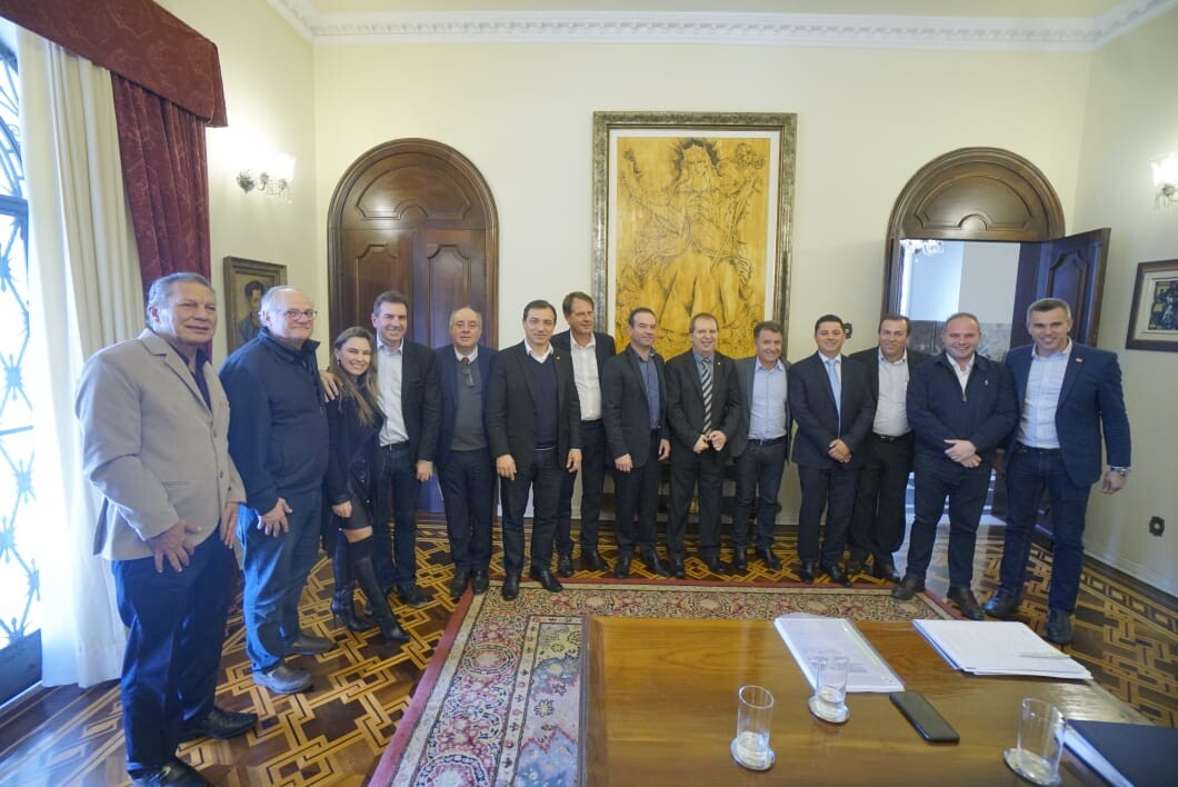 Deputado Dr. Vicente, parlamentares e autoridades em visita ao governador Carlos Moisés FOTO: Divulgação