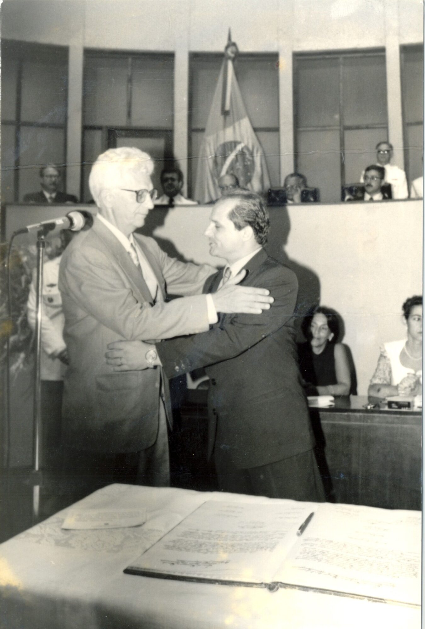 Na diplomação como vice-governador, em dezembro de 1994, cumprimentado pelo então presidente da Alesc, Pedro Bittencourt. Foto do Acervo Histórico