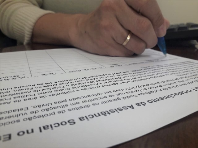 Luciane recolhe assinaturas por aumento de recursos à assistência social