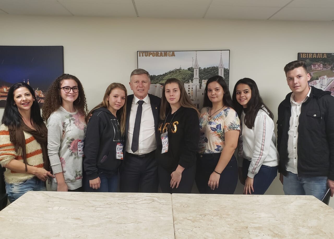 Deputado Milton Hobus e alunos de Ituporanga, que participaram do programa Parlamento Jovem na Alesc em junho