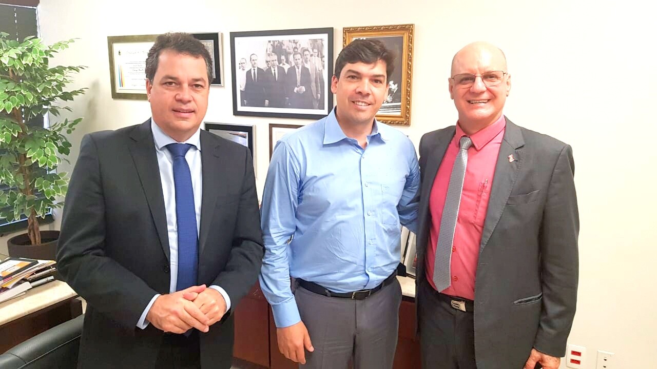 Deputado Rodrigo Minotto, prefeito Douglas Mello e Natalino Uggioni, secretário de Estado da Educação