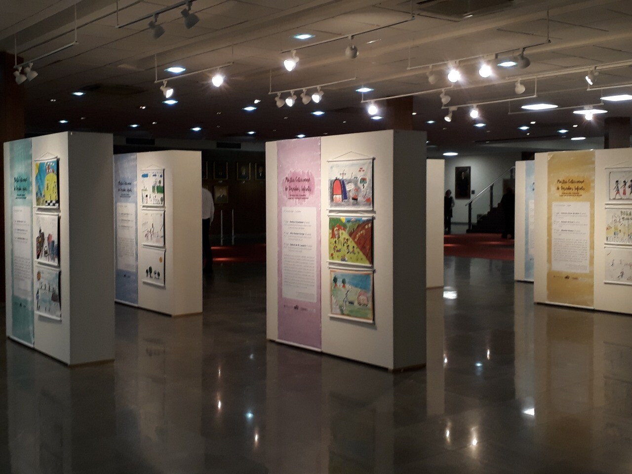 Mostra Catarinense de Desenhos Infantis no hall da Assembleia Legislativa