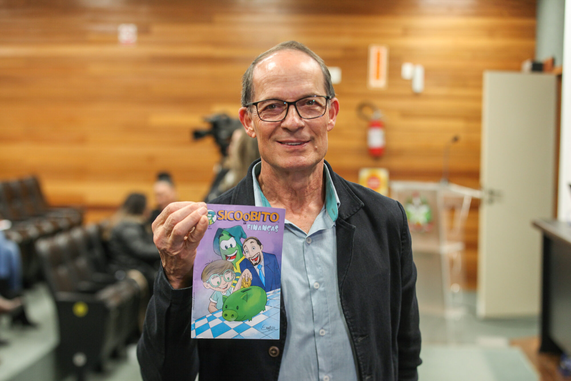 Blásio Spaniol, gerente de Comunicação da Sicoob, apresentando o Sicoobito