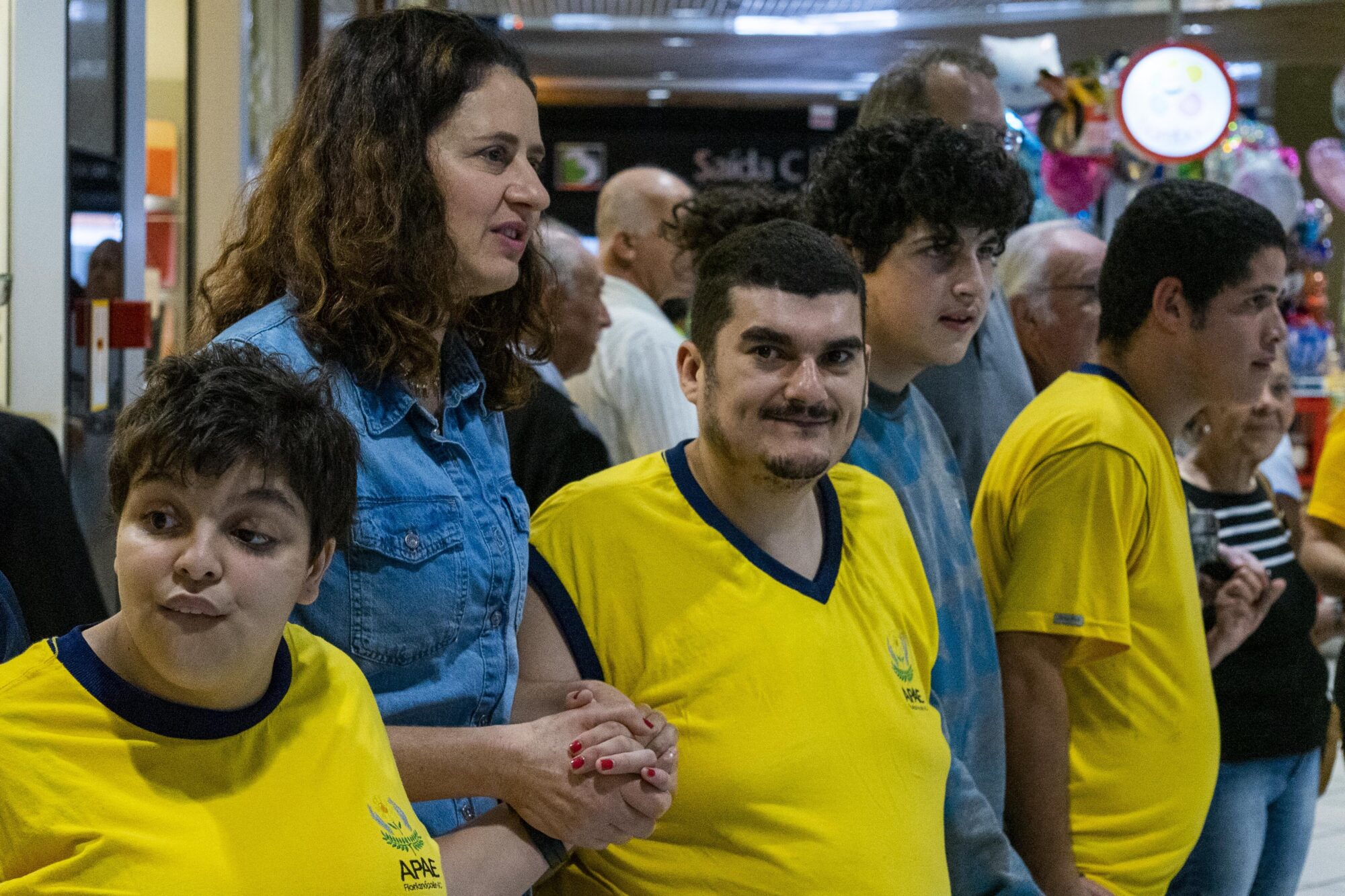 Deputada Marlene Fengler no abraço que lançou a Semana Inclusiva
