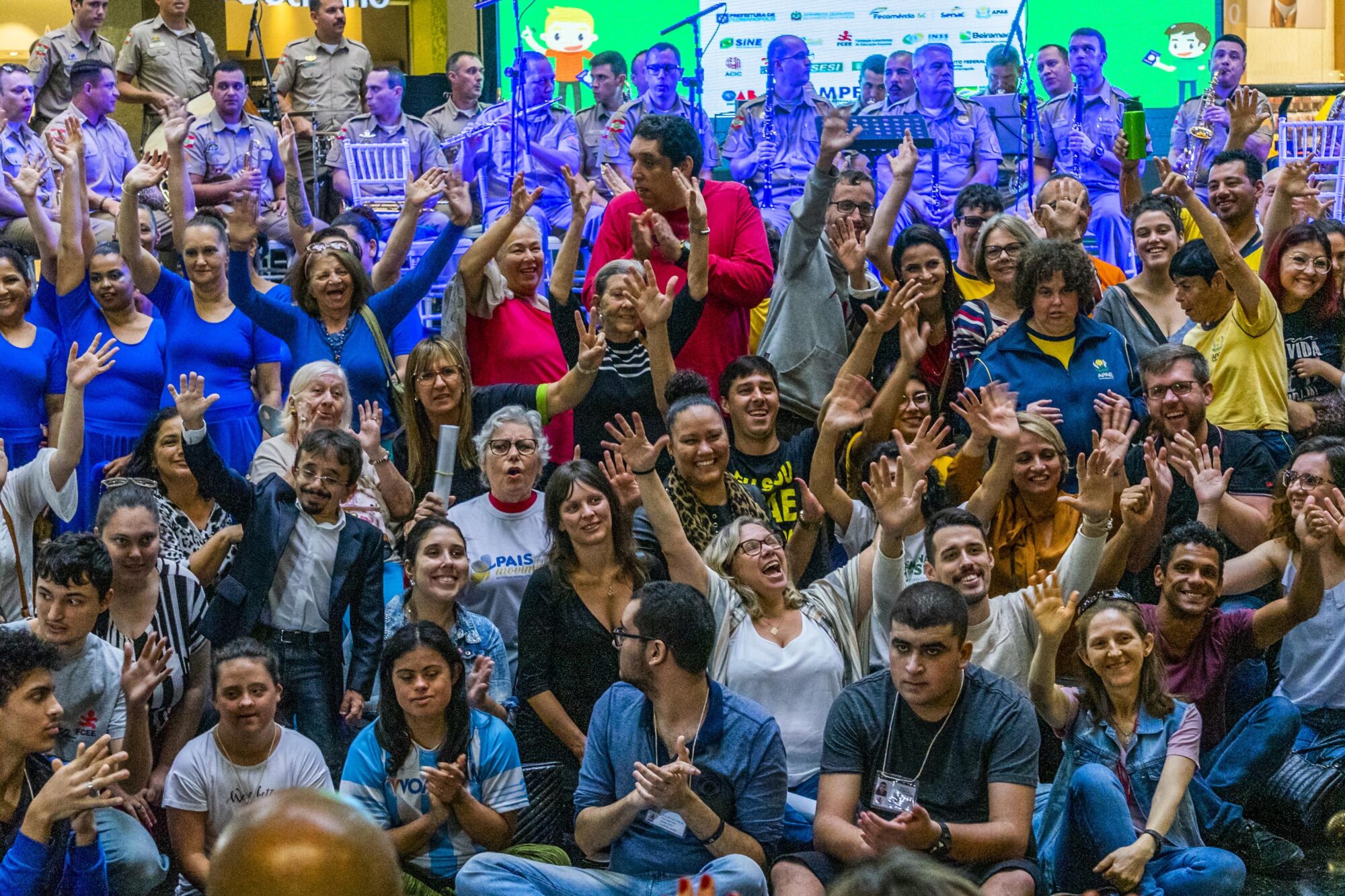Abraço e apresentações culturais marcam início da Semana Inclusiva