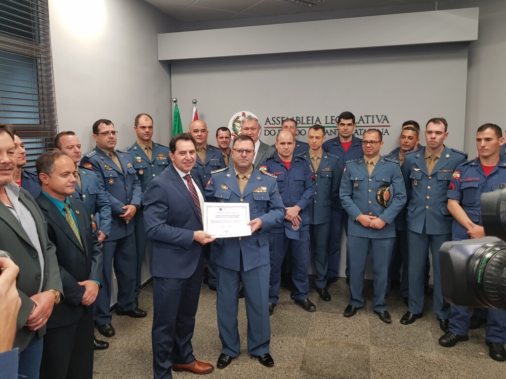 Deputado Coronel Mocellin e bombeiros militares FOTO: Marcelo Tolentino/Divulgação