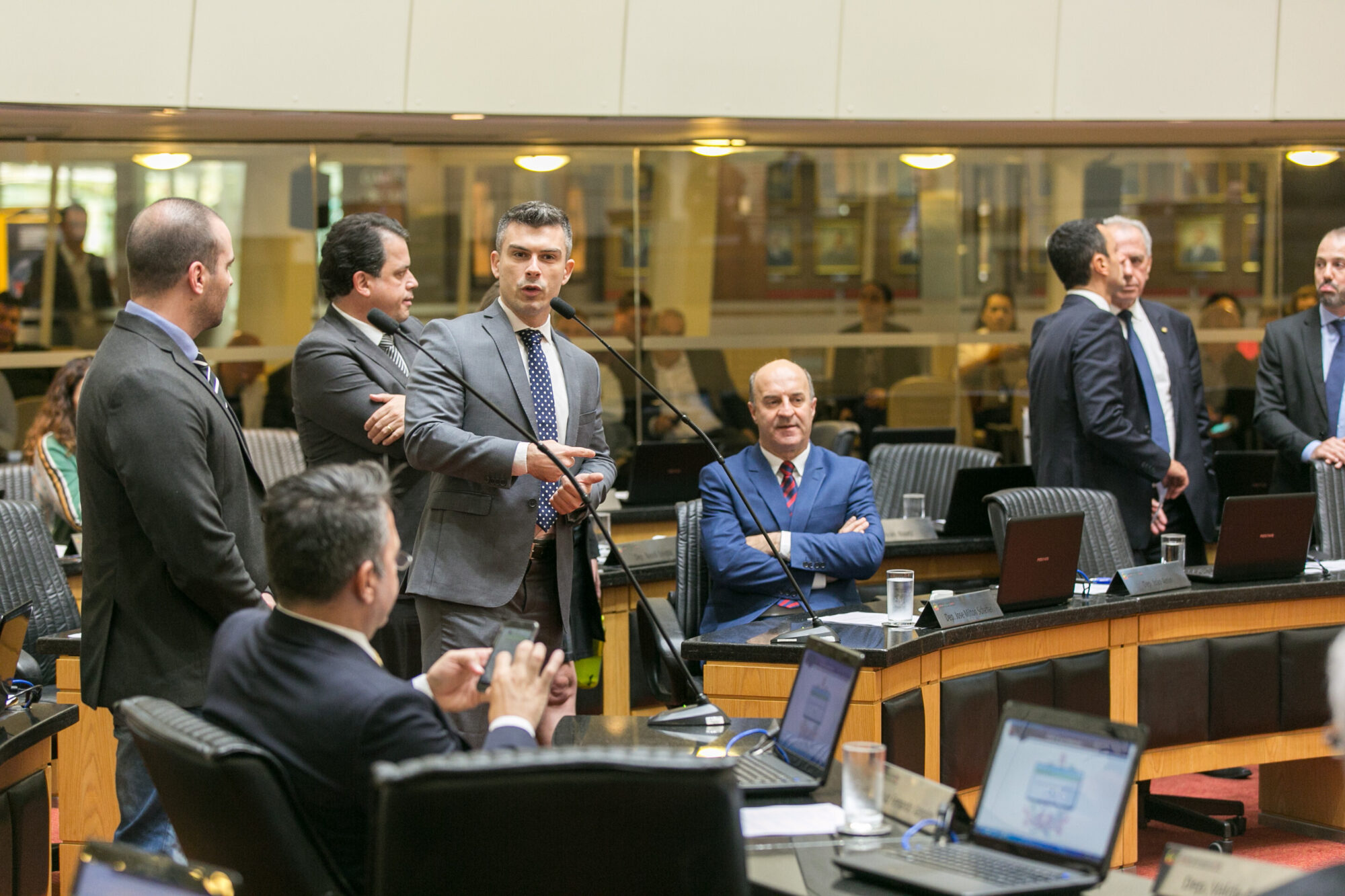 Cortes no SUS e investimentos públicos em Blumenau repercutem na Alesc