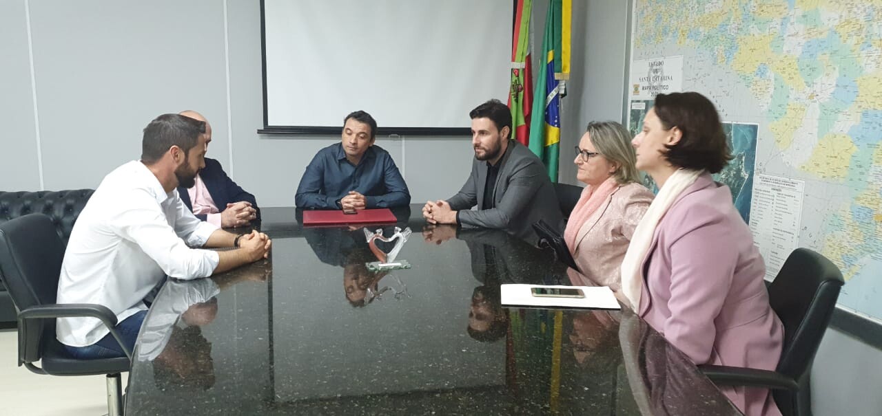 Deputado Felipe Estevão em audiência na Secretaria de Estado da Saúde