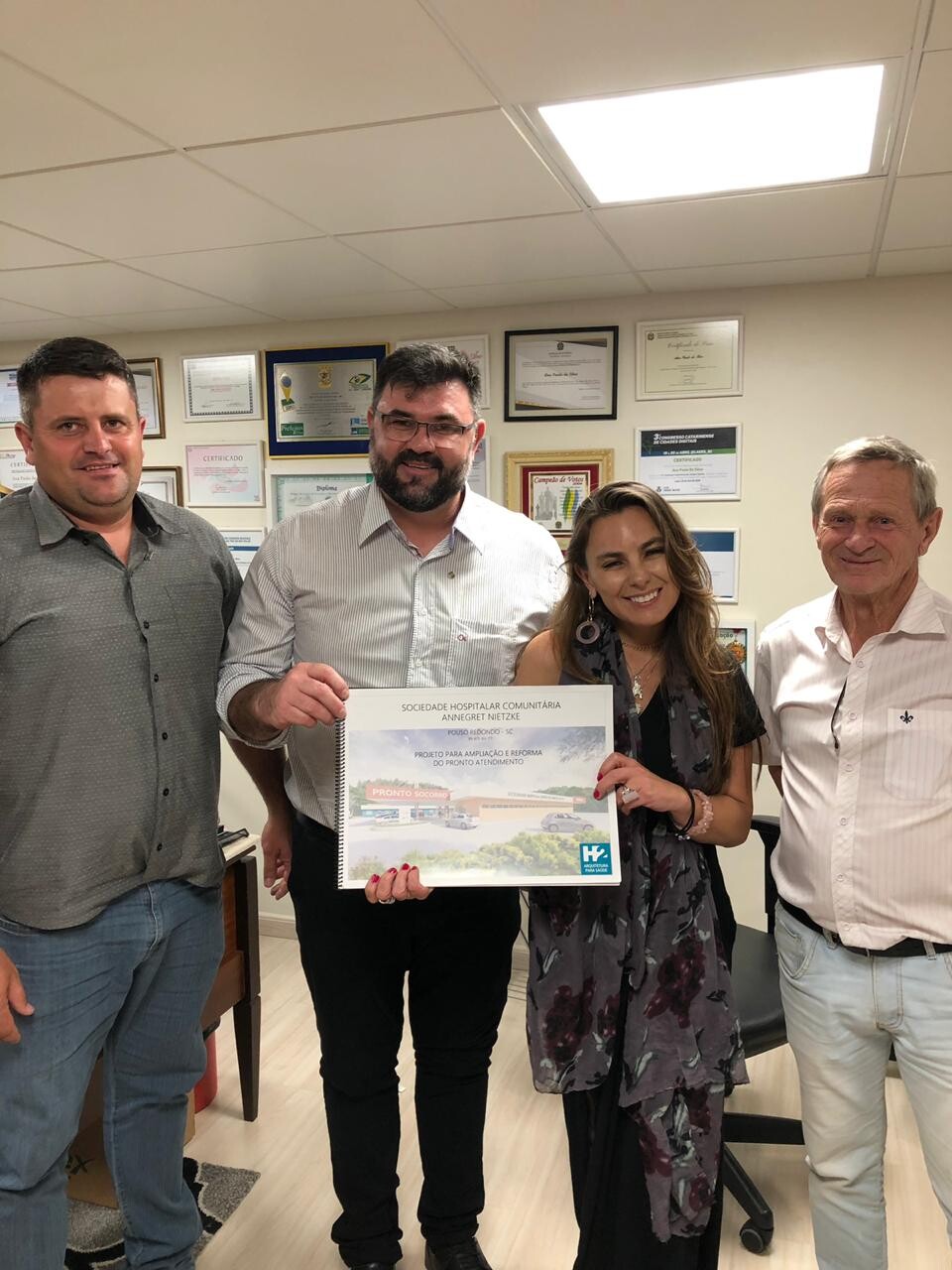Deputada Paulinha e dirigentes do hospital de Pouso Redondo