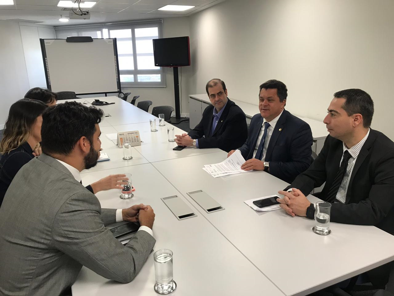 Deputados Ivan Naatz e Carlos Chiodini , além do vereador Marcelo Achutti estiveram em audiência com direção técnica da Caixa Federal , em Brasília, n