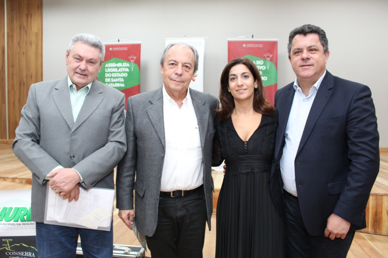 Naatz com o prefeito  Antonio Ceron, empresário do setor José Bassetti e a secretária de Turismo portuguesa Lilian Ana Águas durante o evento