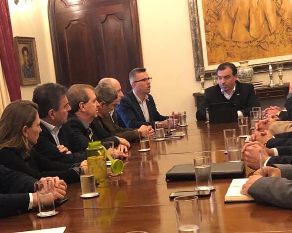 Governador Moisés apresenta projetos aos deputados