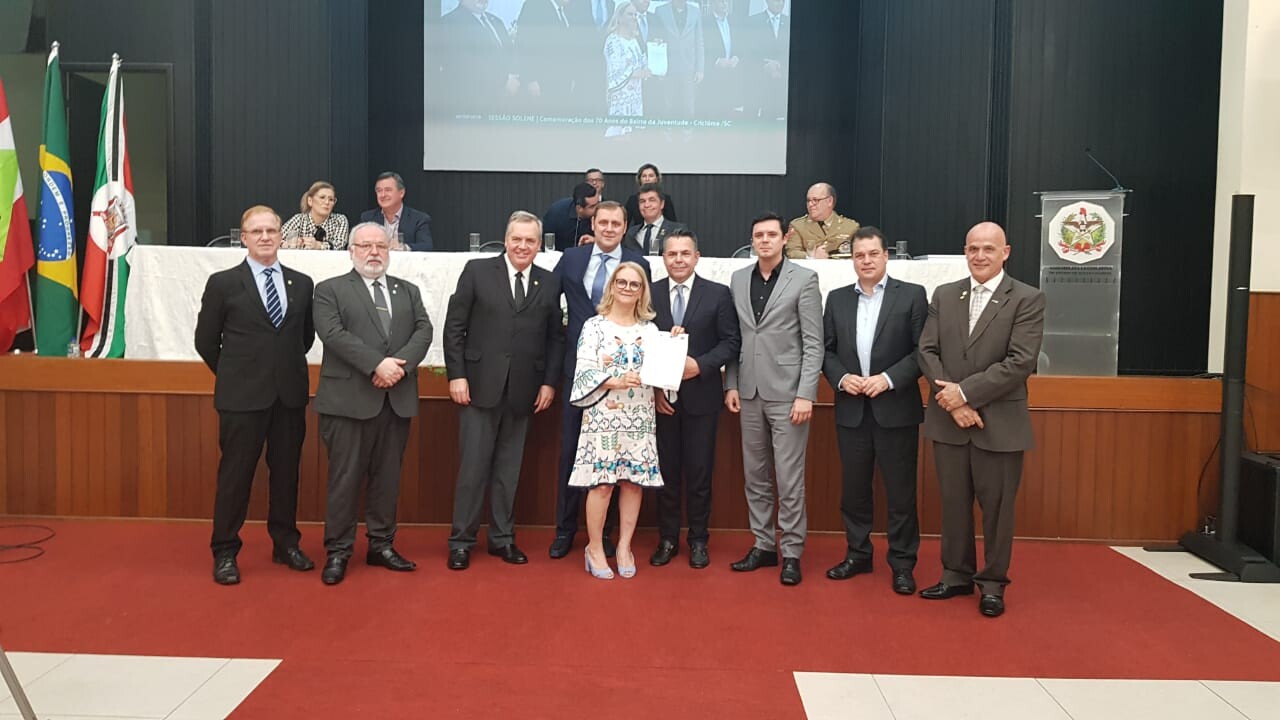 Deputados Rodrigo Minotto e Luiz Fernando Vampiro com os homenageados da noite