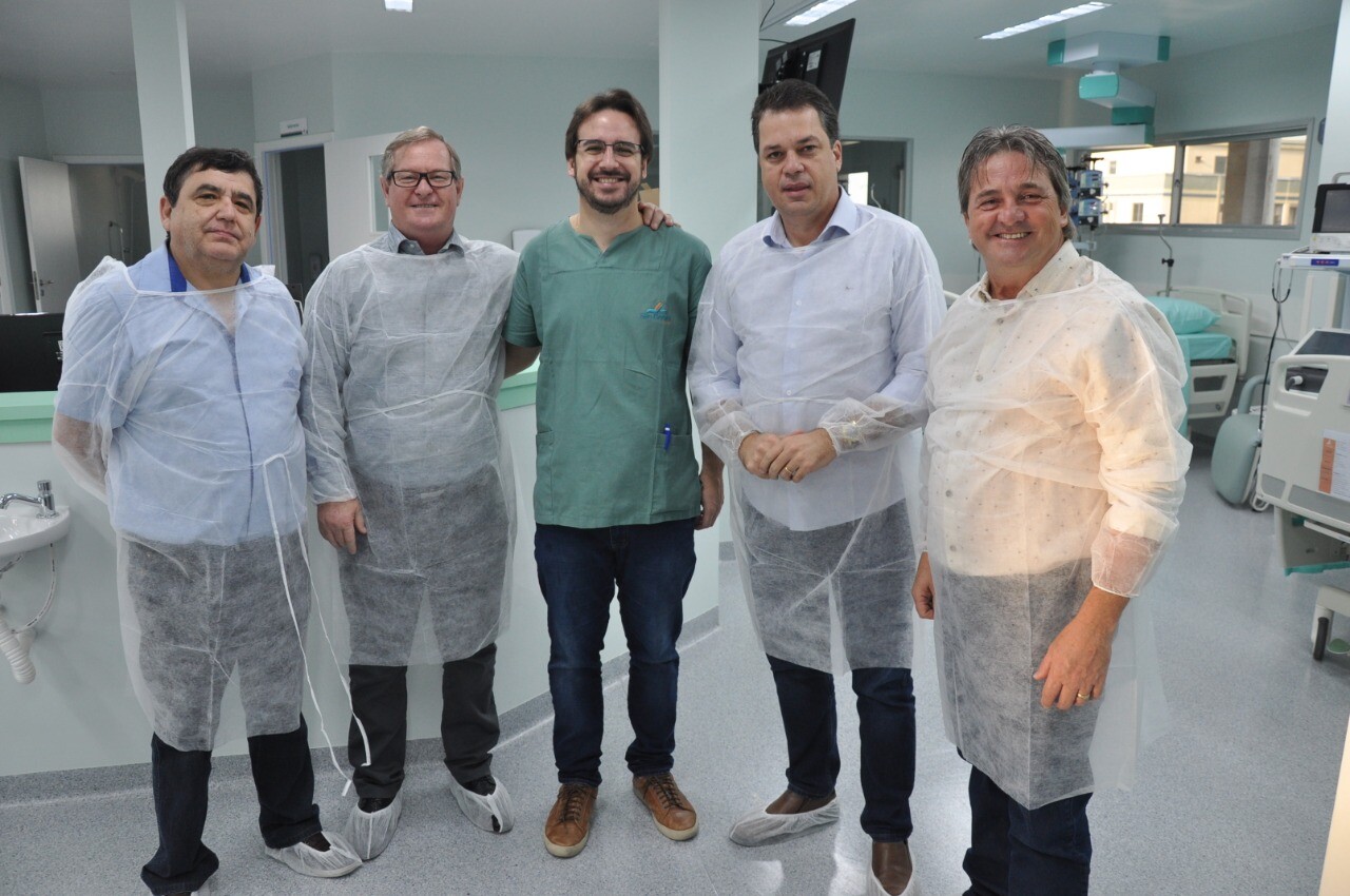 Deputado Rodrigo Minotto e dirigentes do hospital