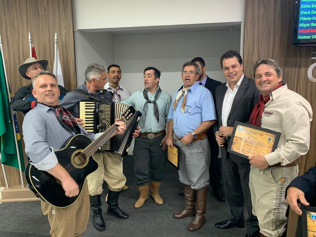 Deputado Rodrigo Minotto e tradicionalistas em Içara