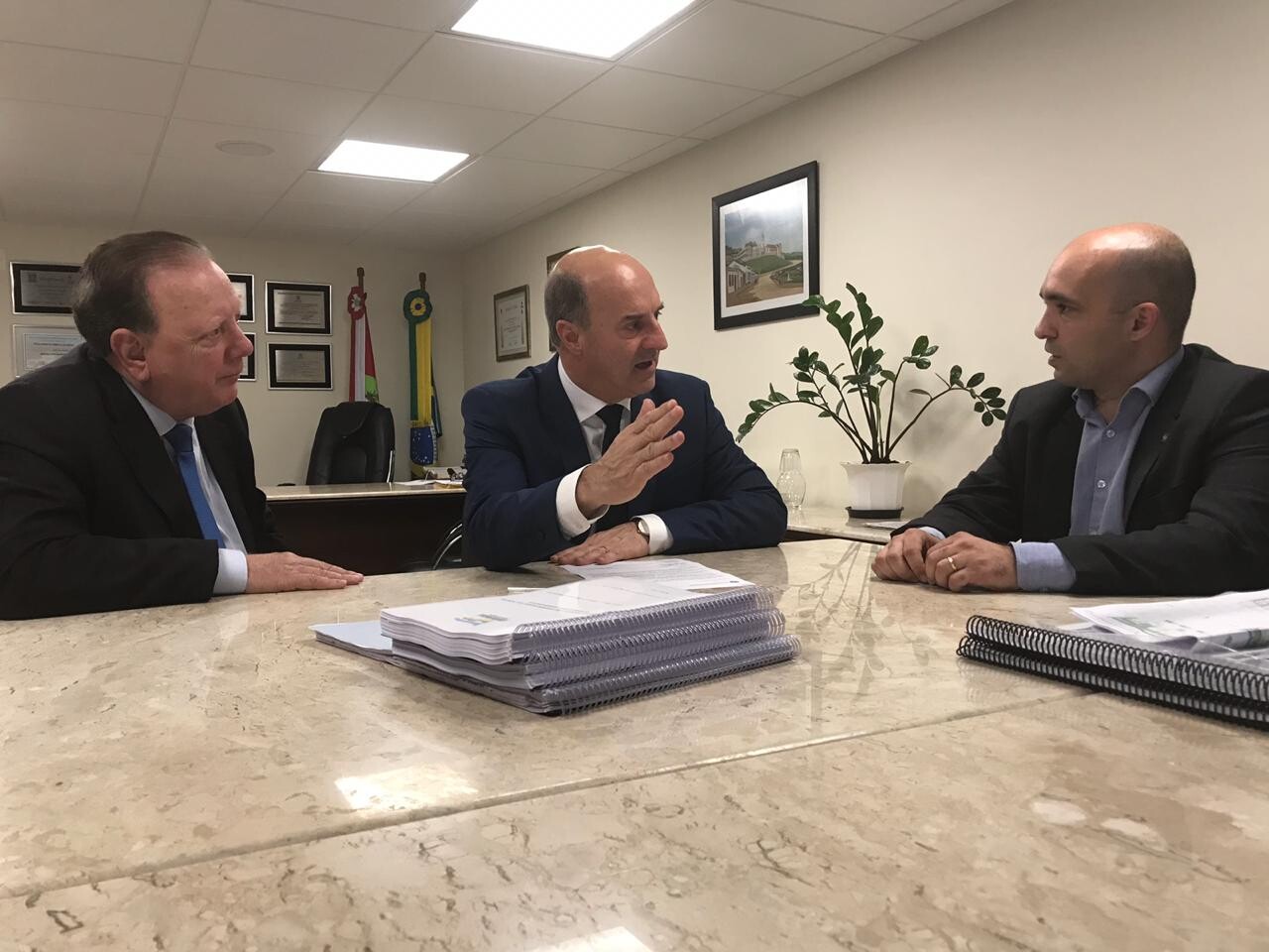 Deputado José Milton Scheffer, Mariano Mazzuco, prefeito de Araranguá, e Major Vieira, secretário adjunto da Infraestrutura