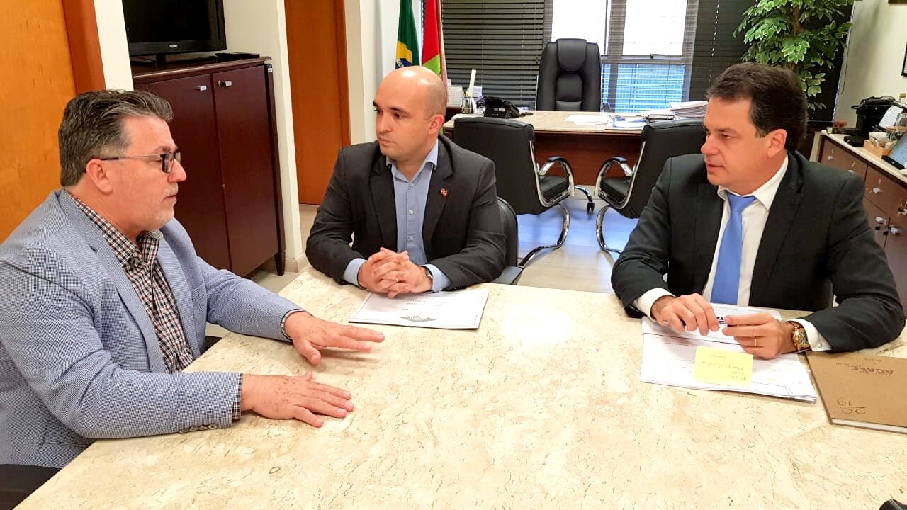Deputado Rodrigo Minotto, ex-prefeito de Laguna, Everaldo dos Santos, e major Tiago Vieira, secretário adjunto de Infraestrutura