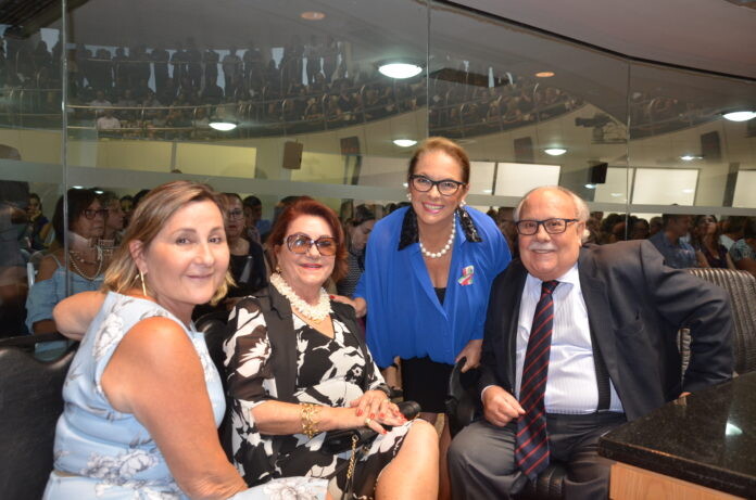 Com a deputada Ada de Luca durante solenidade na Assembleia Legislativa, em 2018