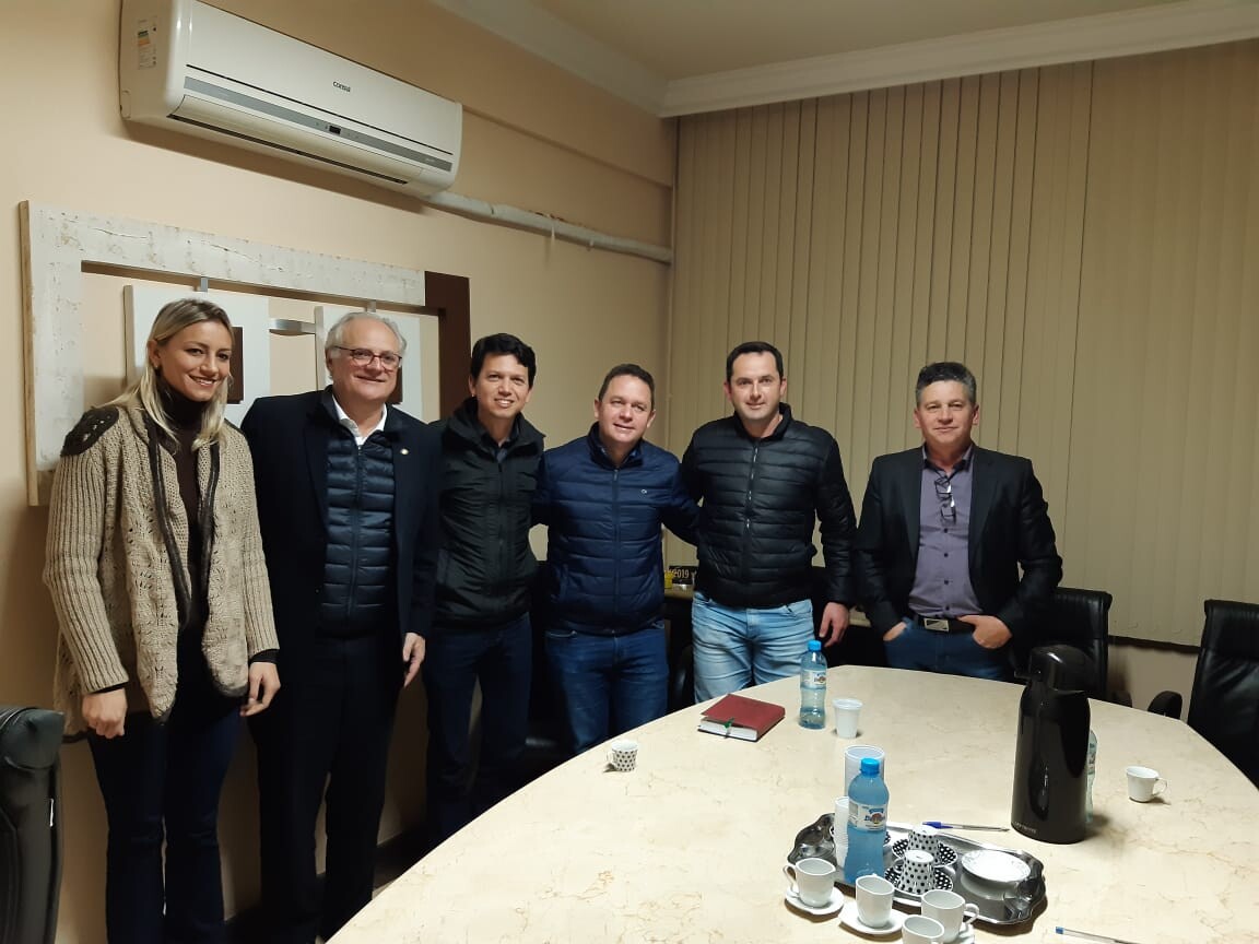 Em Monte Castelo, com o prefeito Jean Carlo, os vereadores Selma Figura e Giovani Carneiro, e os secretários João Rafael Fianco e Osner Correa
