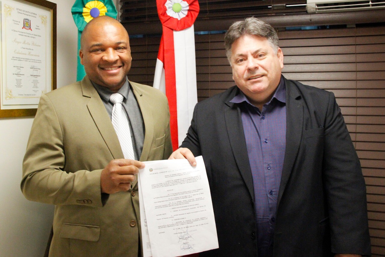 Deputado Sergio Motta e Wagner dos Santos, presidente do Centro Terapêutico de Projetos Sócio-Educativos Arca Sagrada, de Criciúma