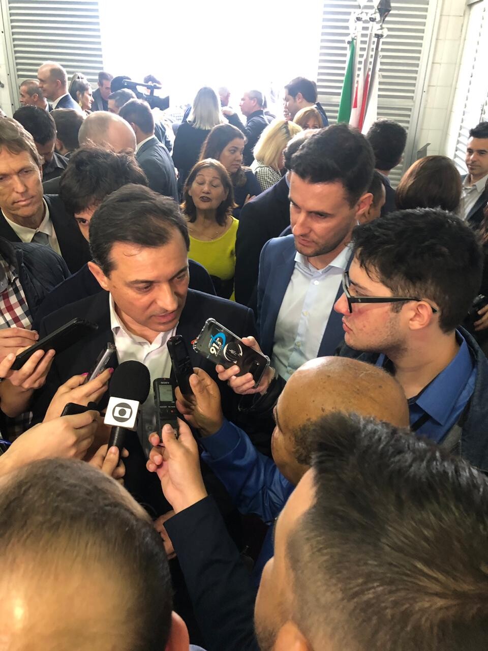 Deputado Felipe Estevão e governador Carlos Moisés na solenidade