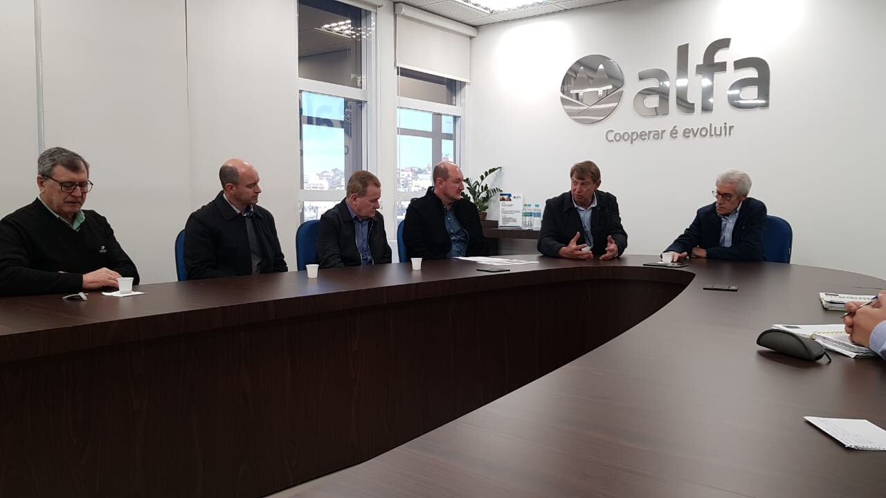 Deputado Mauro de Nadal em reunião com dirigentes de cooperativas em Chapecó