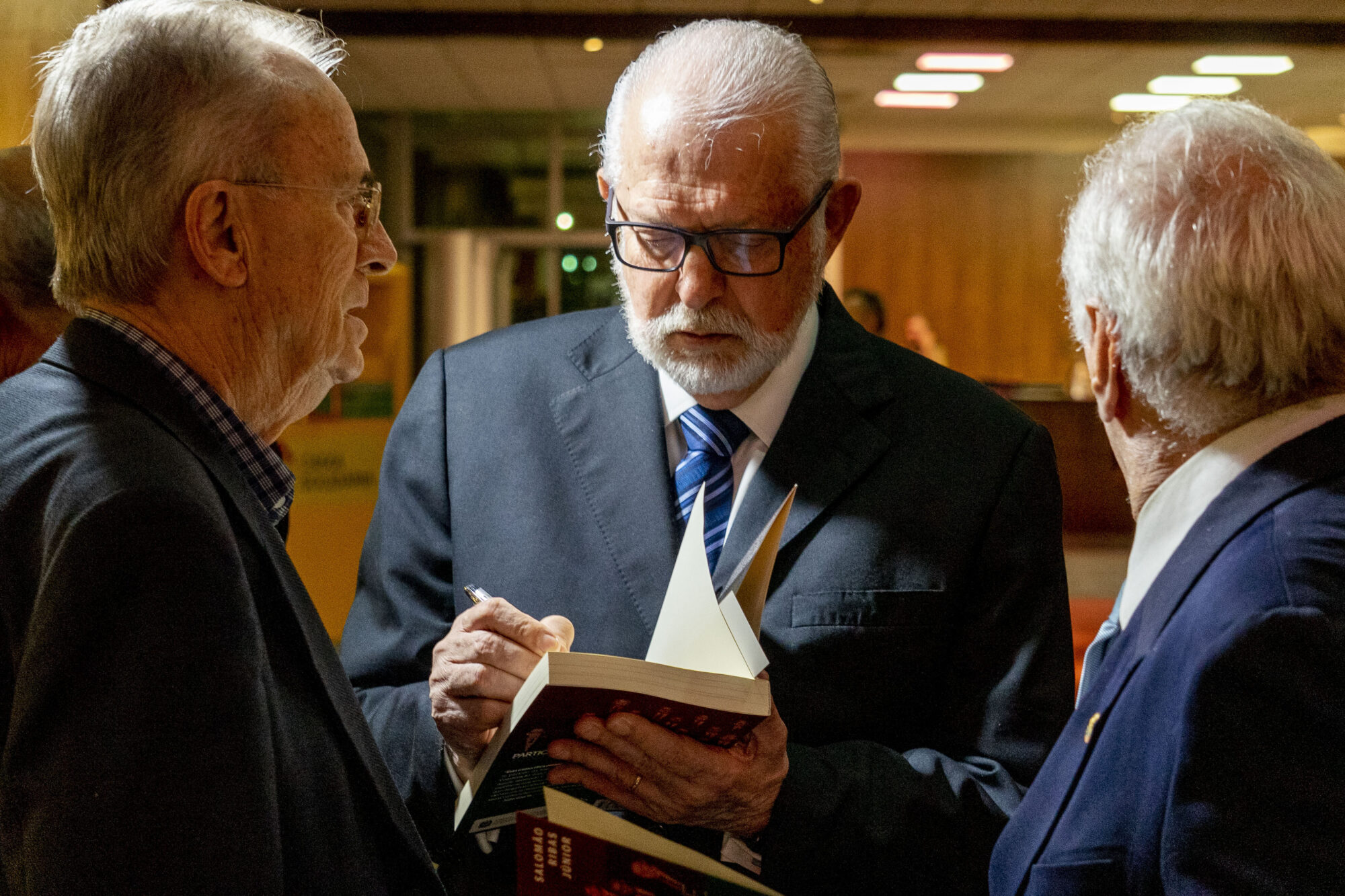 Ex-deputado Salomão Ribas Júnior autografa livro 